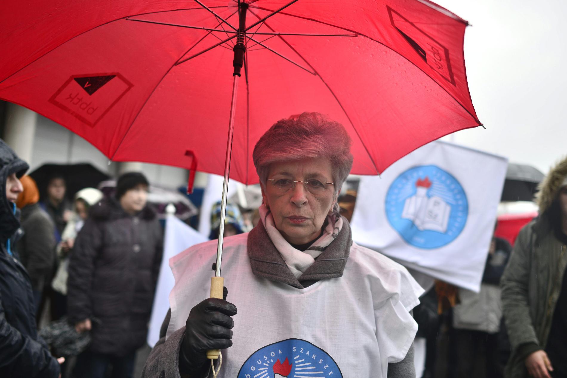Galló Istvánné, a Pedagógusok Szakszervezetének elnöke a pedagógusok tüntetése előtt Budapesten