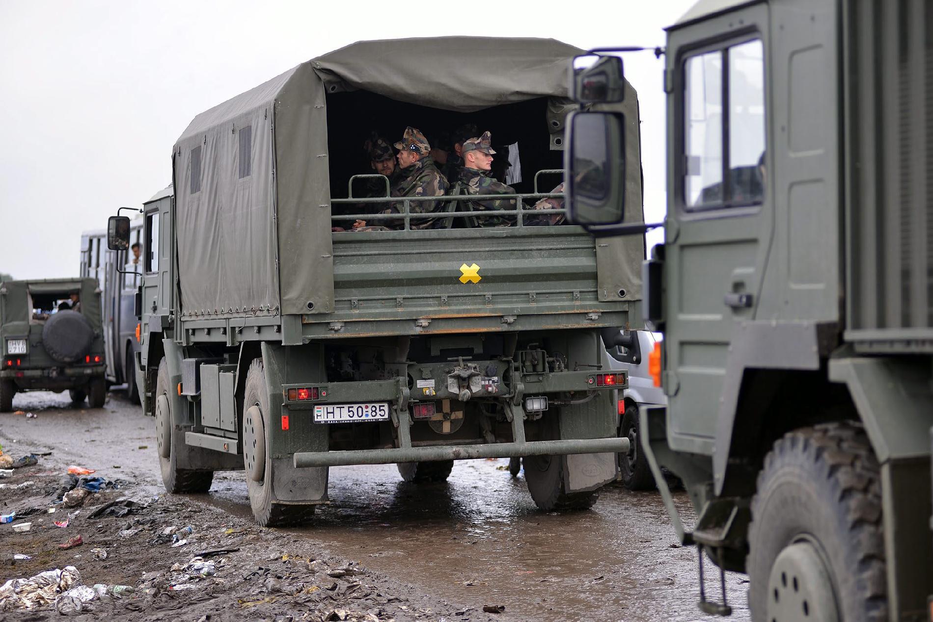 Honvédségi járművek ütköztek az M7-esen Székesfehérvárnál