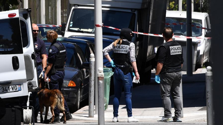 Két férfi óvoda vagy rendőrök ellen tervezett merényletet Párizsban