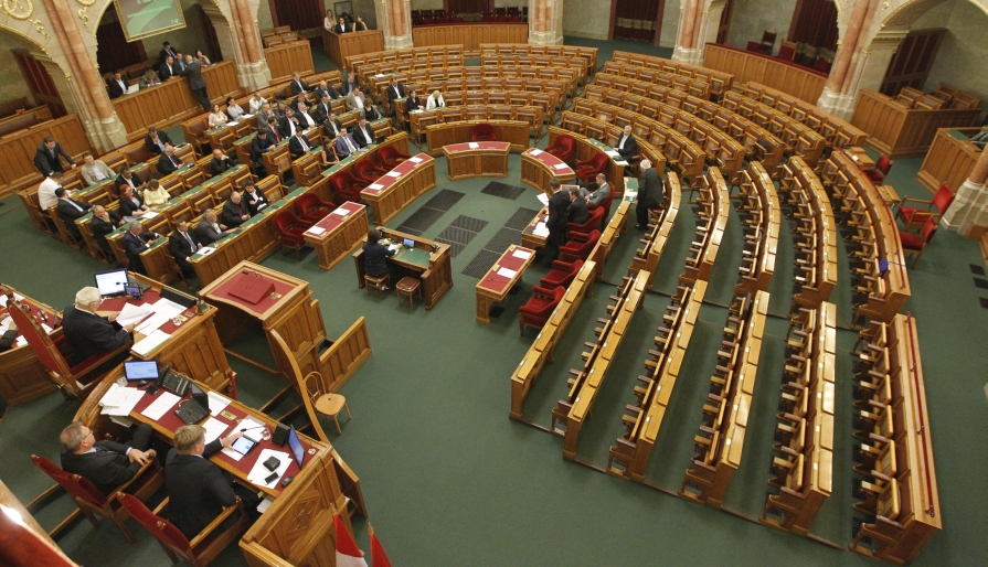 Jelentősen szigorítaná a Fidesz az országgyűlési törvényt