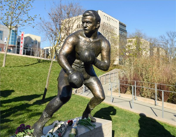 Papp László háromszoros olimpiai bajnok ökölvívó szobra Budapesten, a Gesztenyés kertben. A szobor Fekete Géza alkotása.