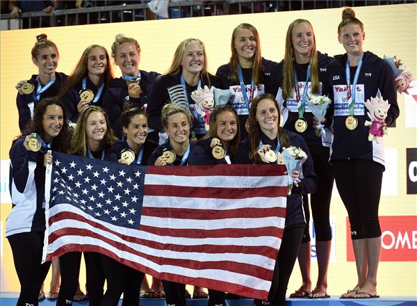 Az aranyérmes amerikai csapat a női vízilabdatorna eredményhirdetésén a 17. vizes világbajnokságon a Hajós Alfréd Nemzeti Sportuszodában.