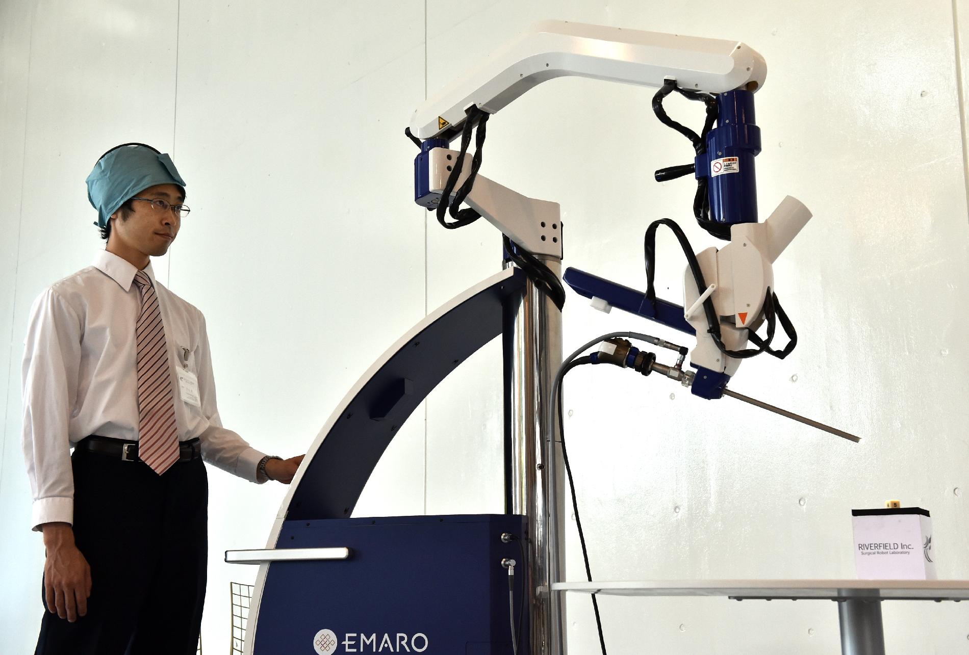 Egy japán mérnök bemutatja a világ első pneumatikus vezérlésű endoszkóp robotját, az Emarót 