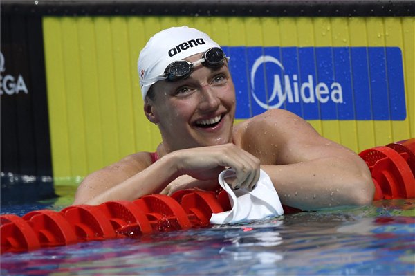 A győztes Hosszú Katinka a női 200 méteres vegyesúszás elődöntője után a 17. vizes világbajnokságon a Duna Arénában