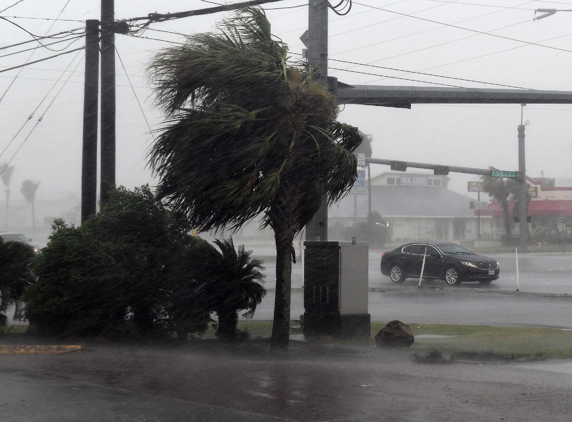 Folyamatosan erősödik a Florida felé közelítő Dorian hurrikán 