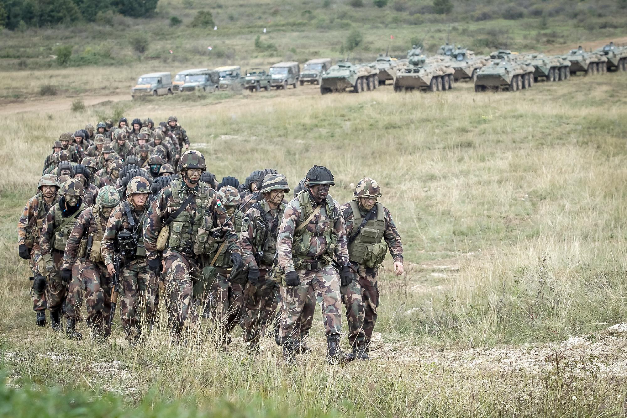 Ismét katonák védik Magyarország déli határát