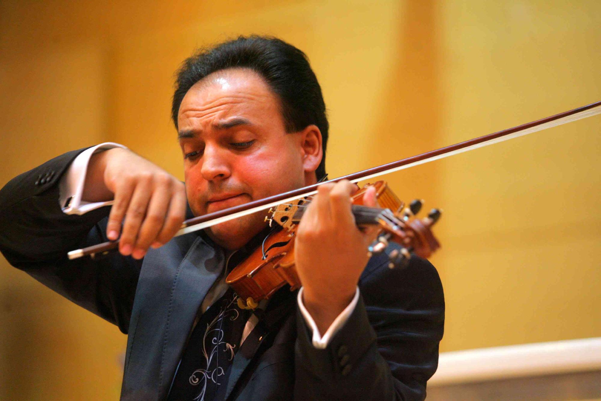 A menekülni kényszerülők megsegítéséért hegedűl jótékonysági koncertjén Mága Zoltán