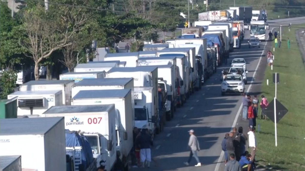 Hosszú sorokban várakoznak a kamionok az amerikai-mexikói határon