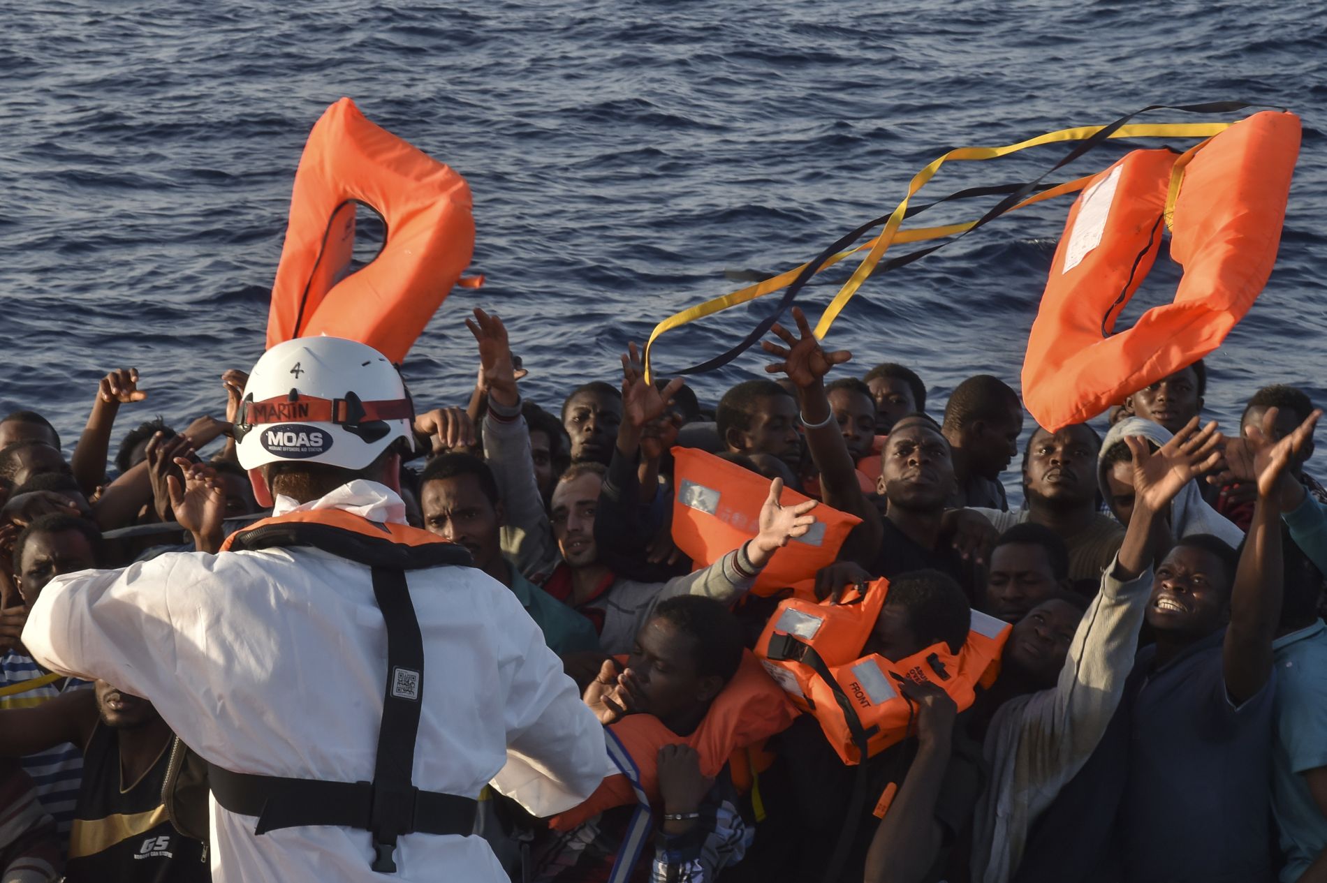 Több tucatnyi migránst vitt vissza a líbiai parti őrség 