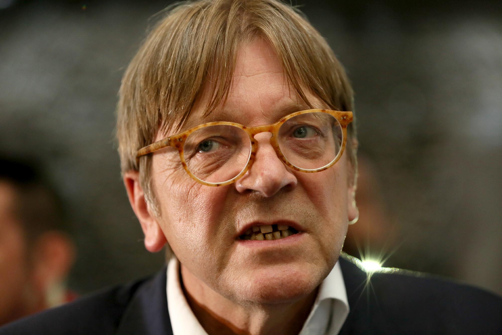 Aktivisták zavarták meg a liberális Guy Verhofstadt budapesti sajtótájékoztatóját