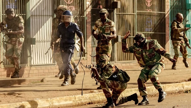 Ellenzéki tüntetők közé lőtt a hadsereg Zimbabwében
