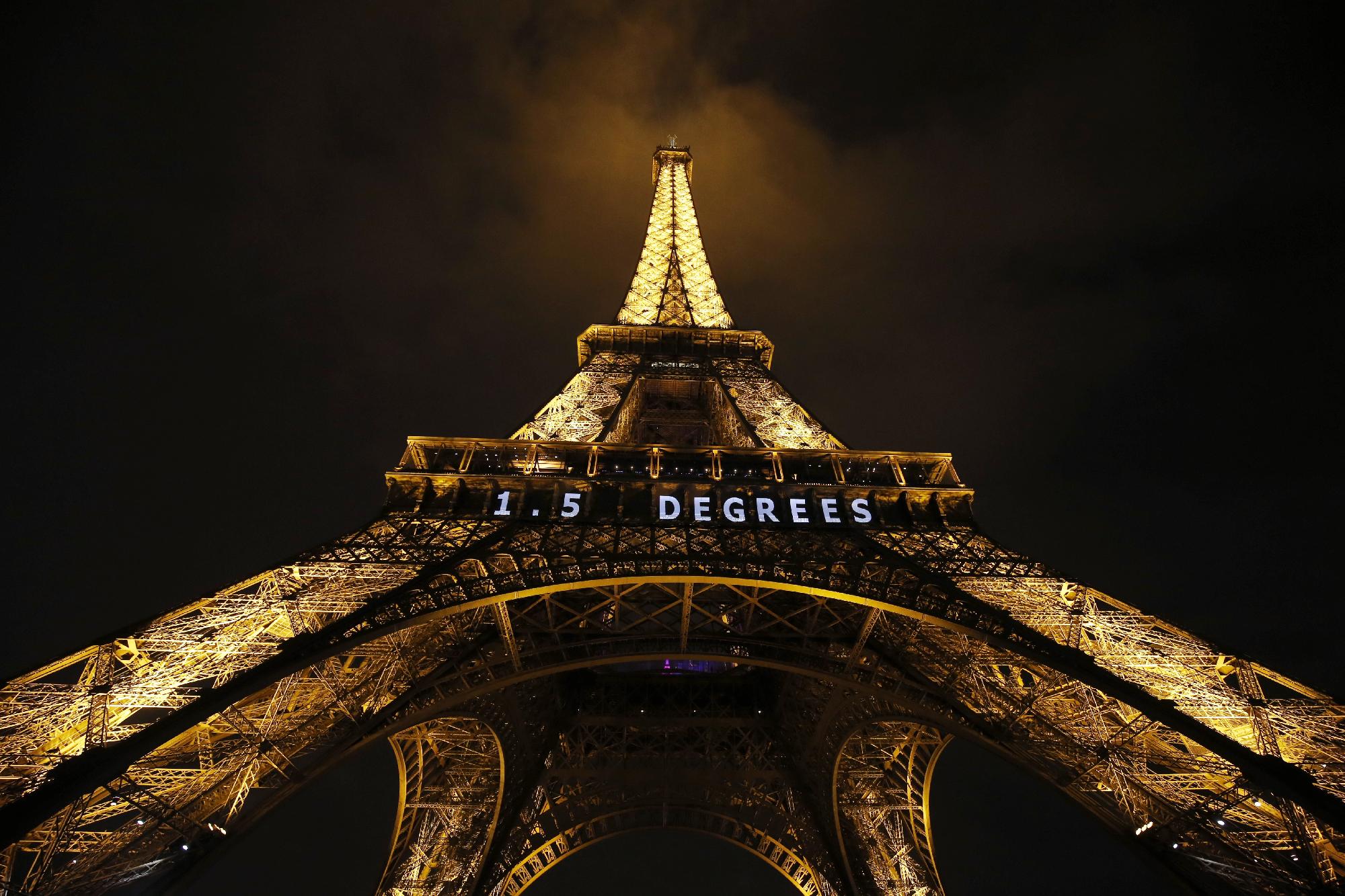 Az utolsó látogatóknak még megengedték az Eiffel-toronyban, aztán vége