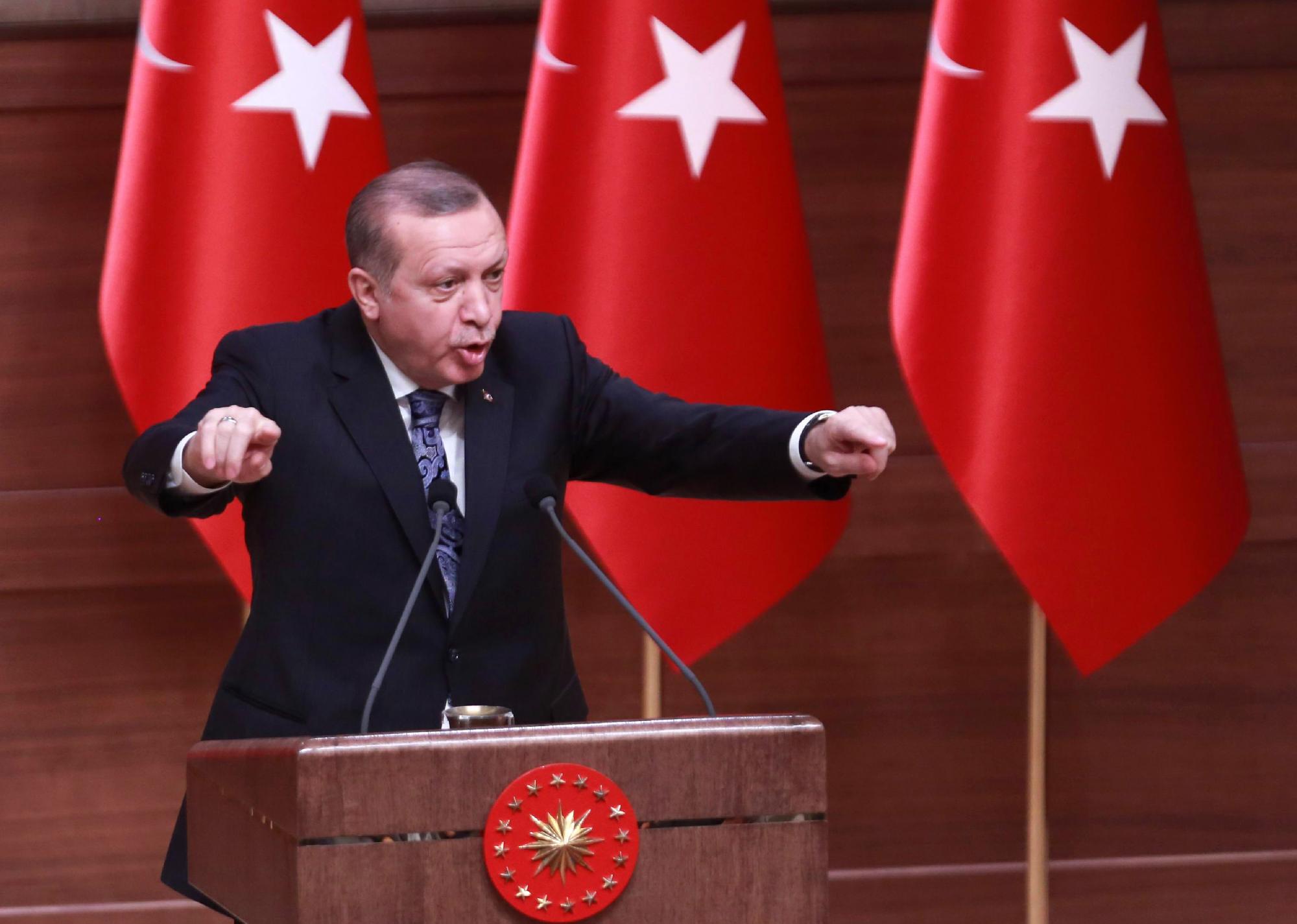 Folytatódik a török líra mélyrepülése