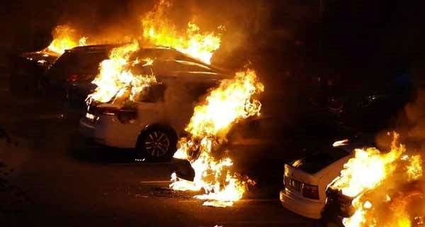 Autókat gyújtottak fel, rendőröket dobáltak meg kővel csuklyás fiatalok