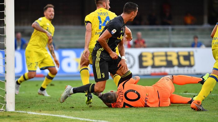 Orrtörést szenvedett a Chievo kapusa, amikor Ronaldóval ütközött