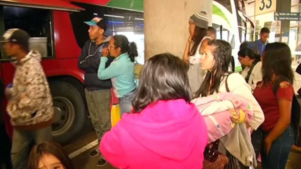 Humanitárius folyosót nyitnak és ingyen buszoztatják a menekülteket