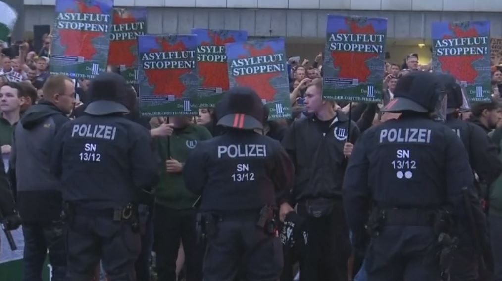 Összecsaptak a szélsőjobbos és a náciellenes tüntetők Németországban