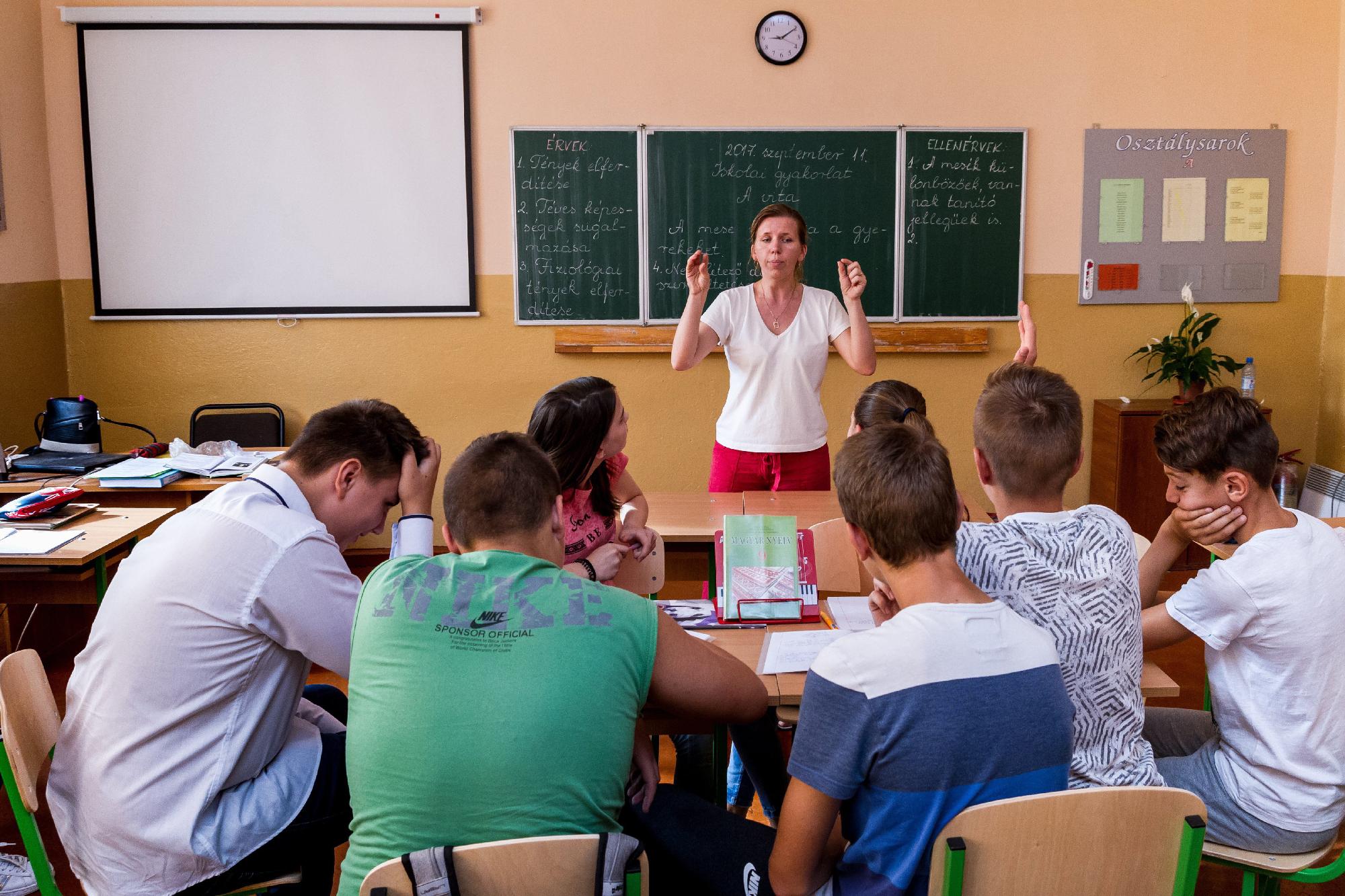 Romániai törvénymódosítás: román tanároknak kell oktatniuk a román nyelvet