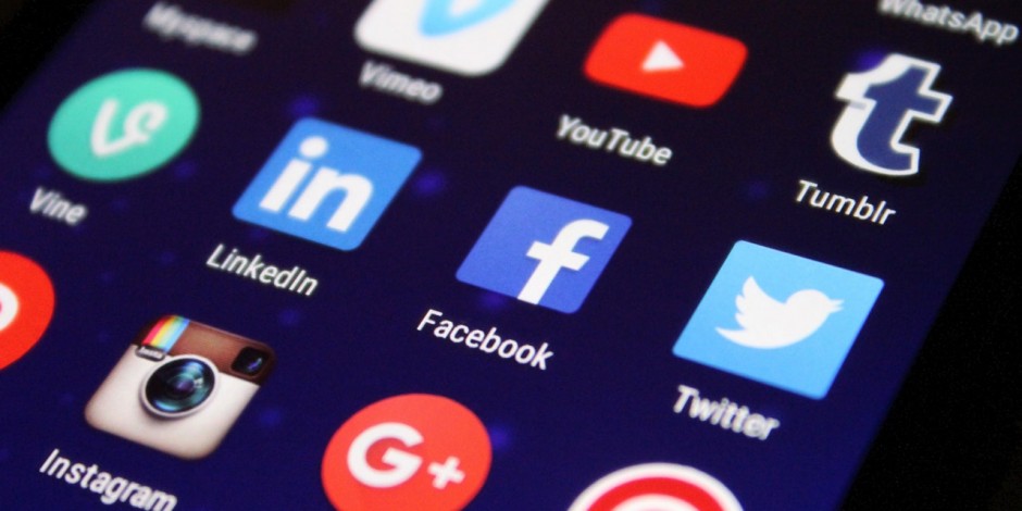 A Facebook és a Twitter hagyta, hogy álhírekkel manipuláljanak