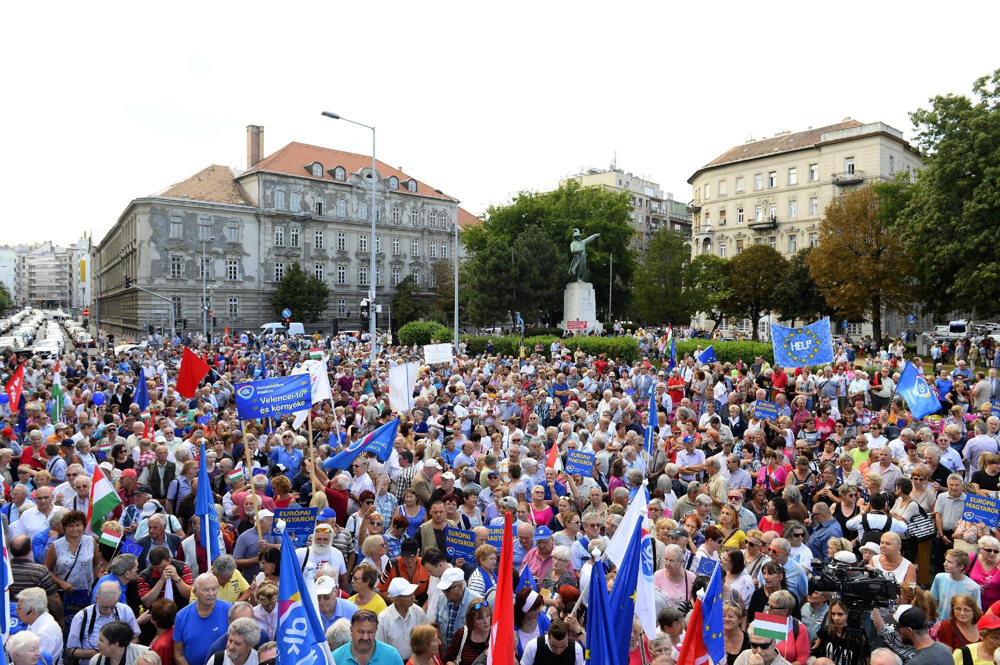 Az utcát hívja segítségül az Orbán-kormány megdöntésére Gyurcsány