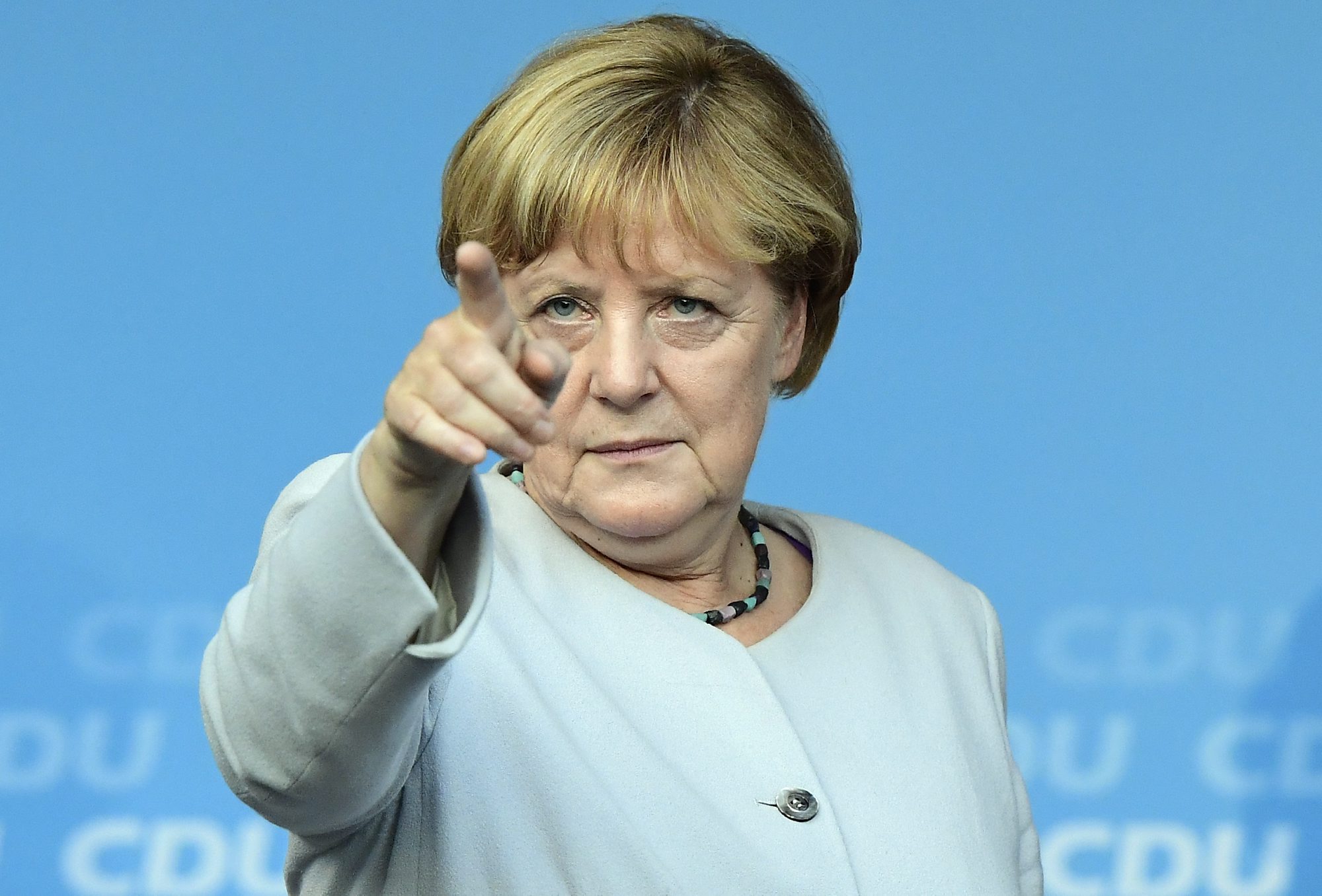 Elvesztette Merkel bizalmát, távoznia kell