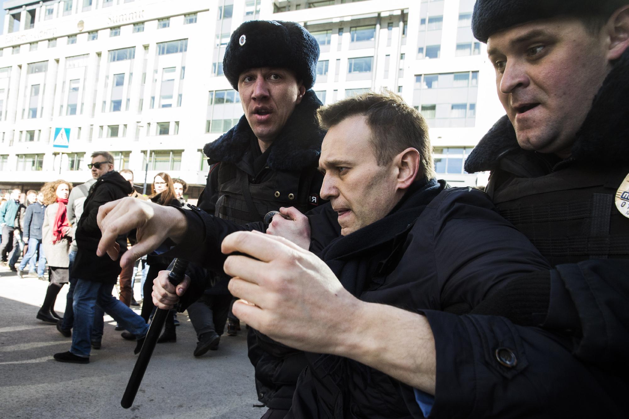 Navalnijt kiengedték a börtönből, majd ismét őrizetbe vették