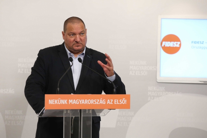 A Fidesz arra kéri EP-képviselőit, kérjék számon a migrációs biztost