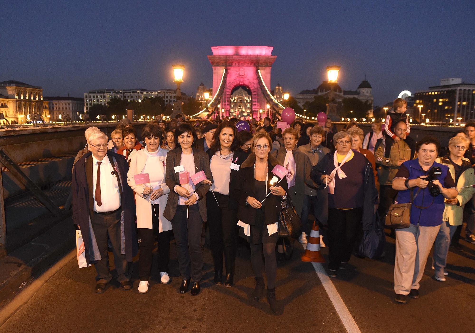 A rák megelőzésért vonultak nők és férfiak Budapesten