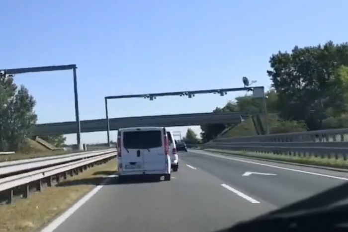 Veszélyes vontatást filmeztek le egy magyar autópályán