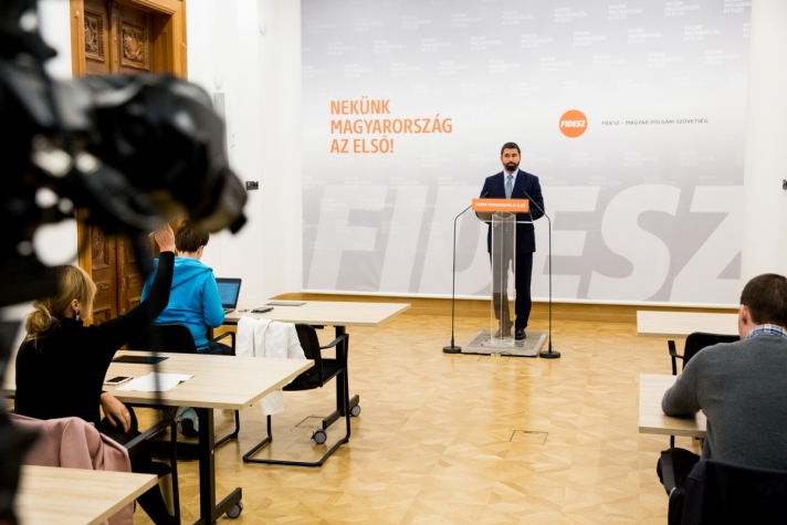 Fidesz: A magyar ellenzéki EP-képviselők a bevándorláspárti erők oldalára álltak