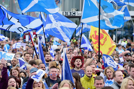 Ezrek tüntettek Skócia függetlenségéért Edinburghban
