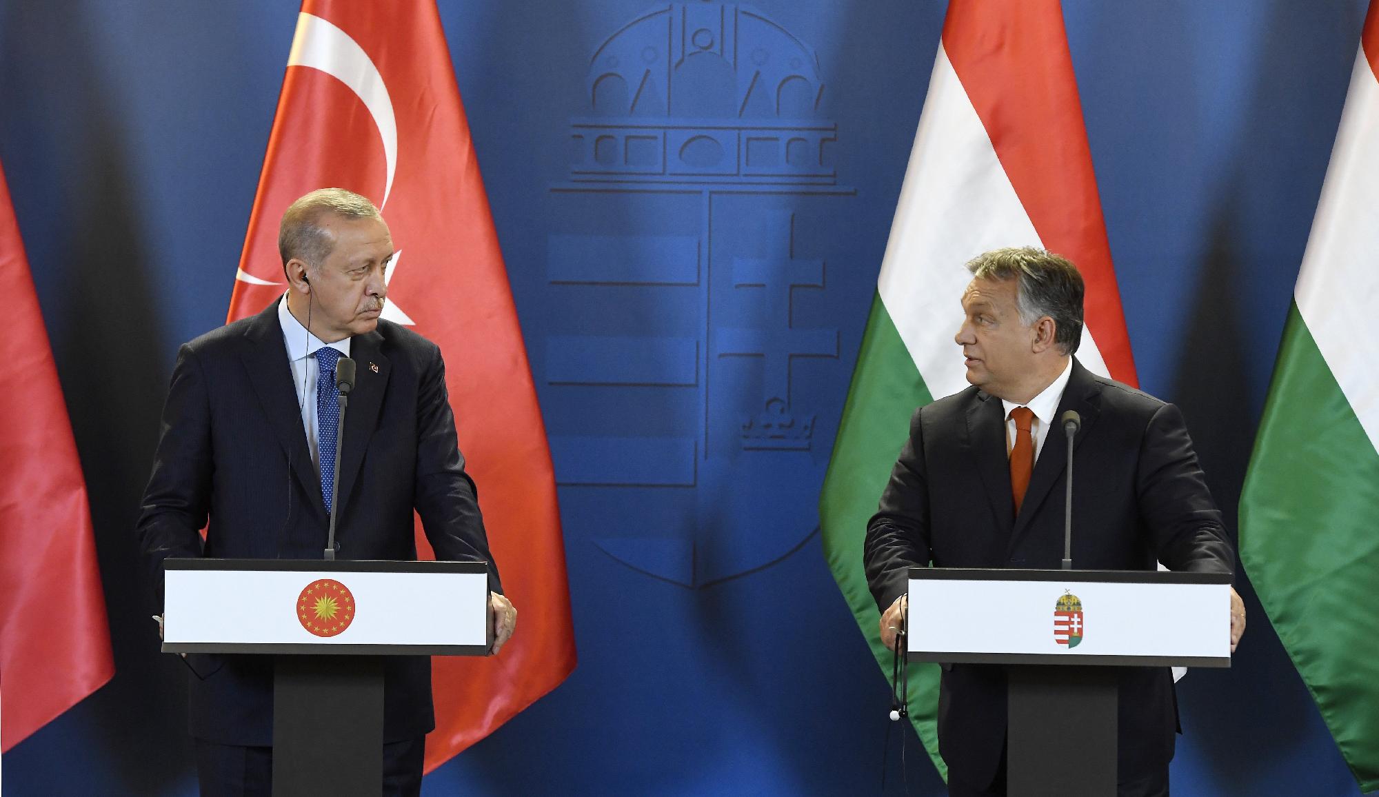Orbán és Erdogan üzentek Brüsszelnek – Csörte