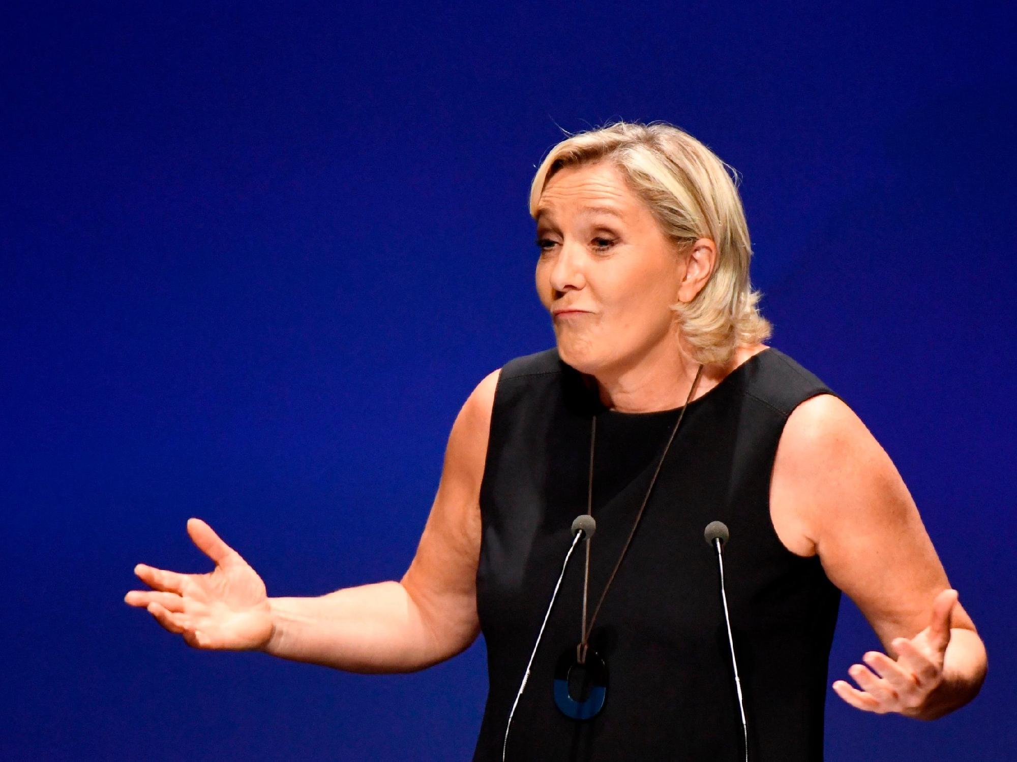 Álcázott fizetésekkel vádolják Marine Le Pent
