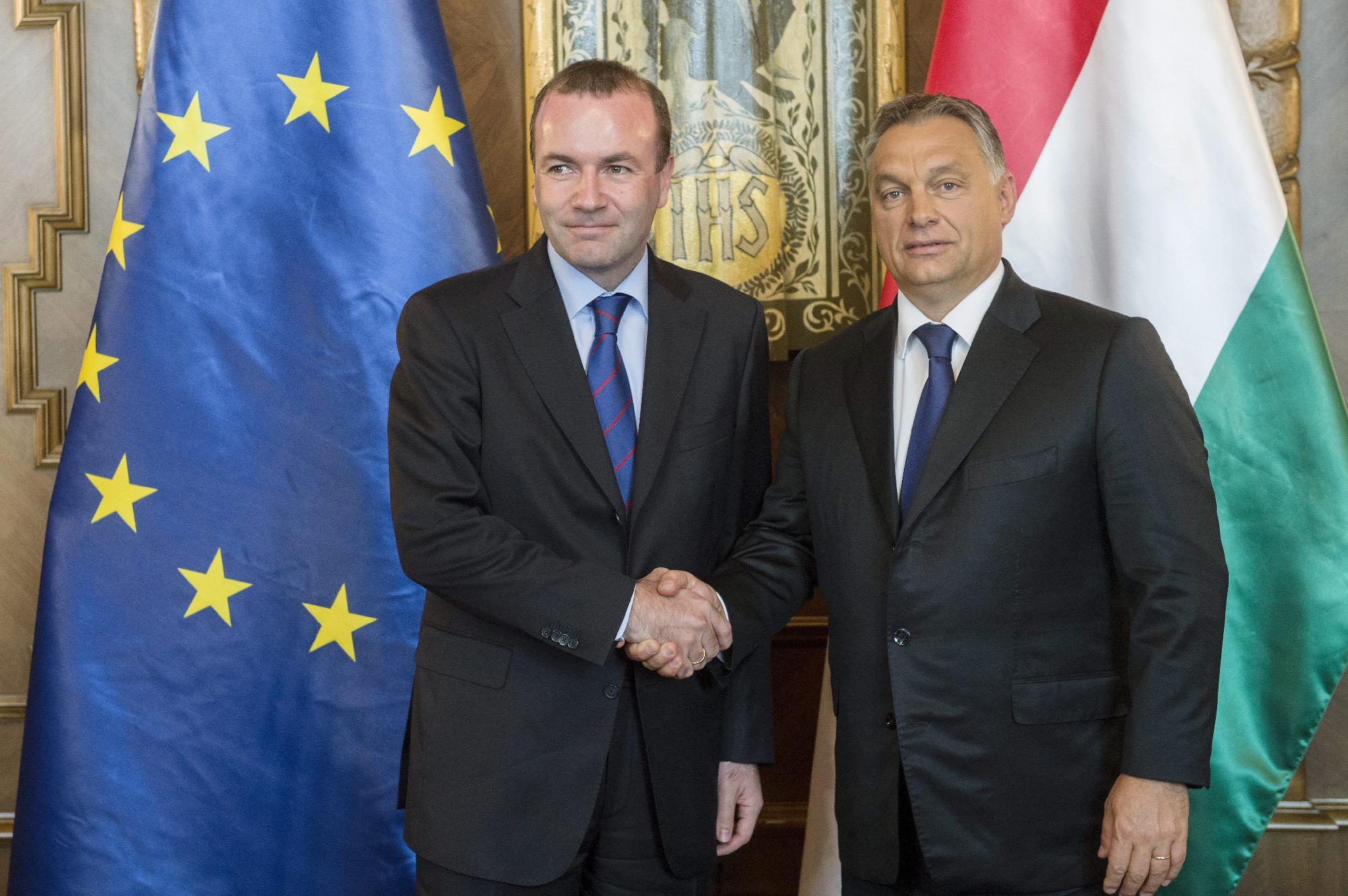 Orbán Viktor kiáll Manfred Weber mellett