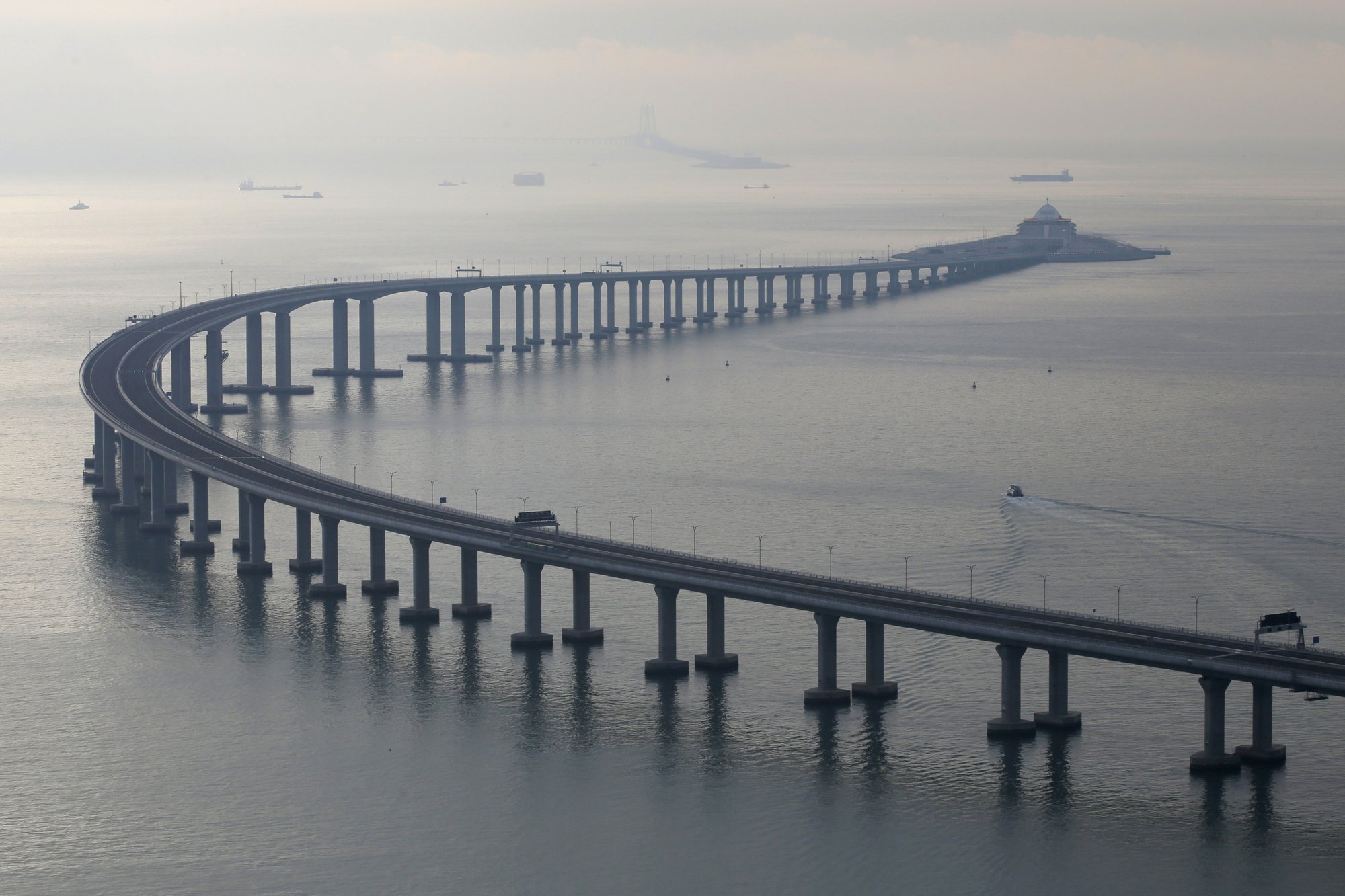 Átadták a világ leghosszabb tengeri hídját