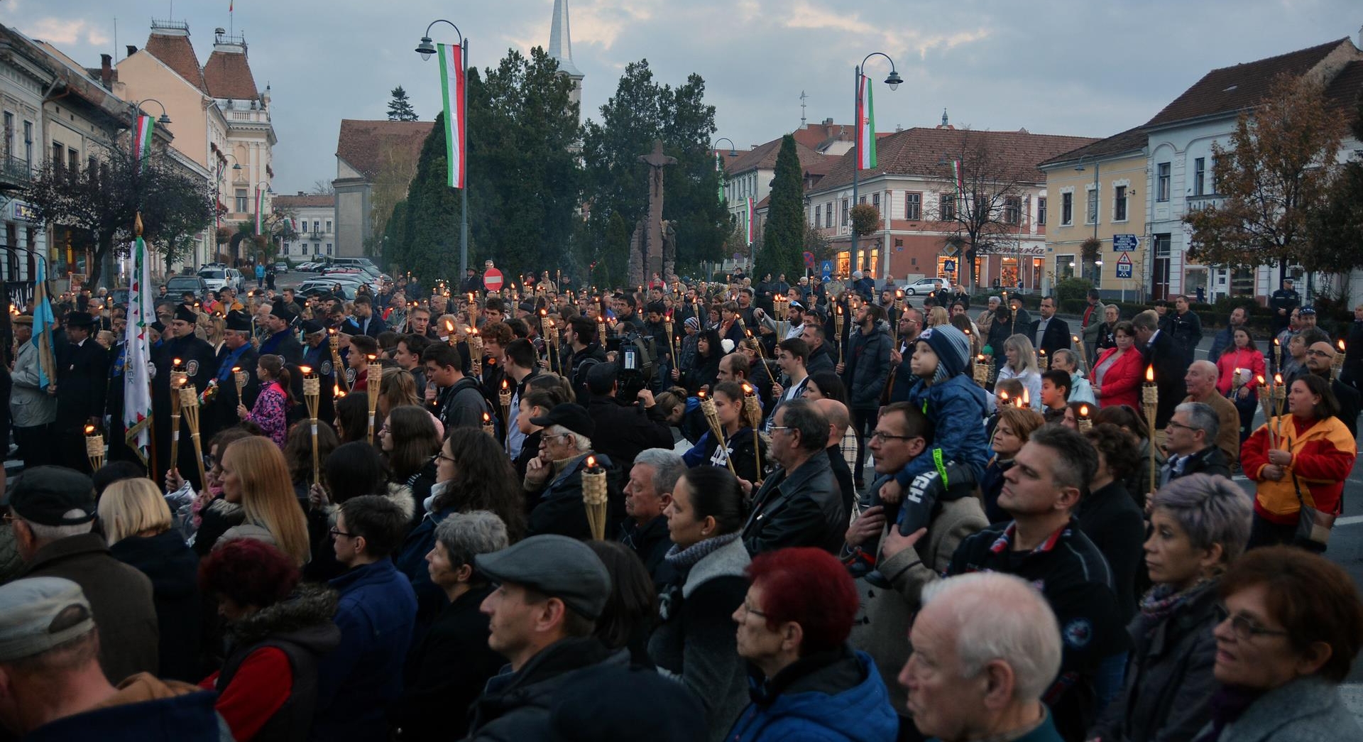 Magyar trikolóros szalagok miatt büntettek Székelyudvarhelyen