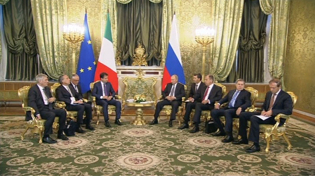 Putyinnak udvarol az olasz kormányfő
