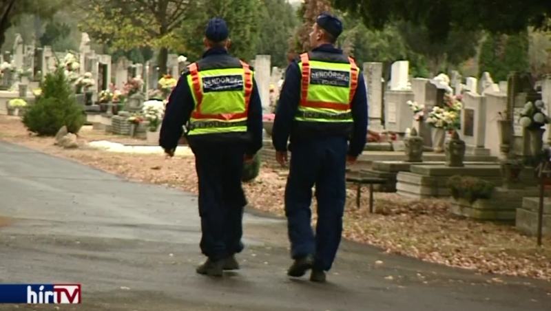 Már a hétvégén is fokozott a rendőri jelenlét a temetőkben
