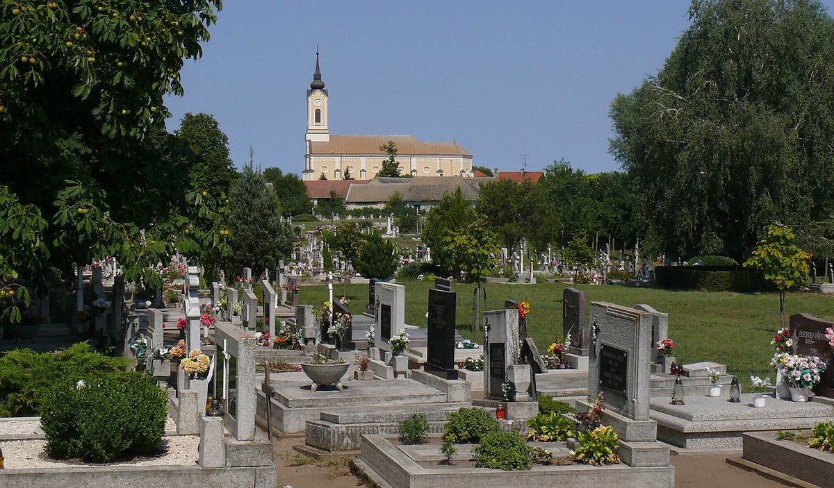 Hosszabb nyitvatartás a temetőkben