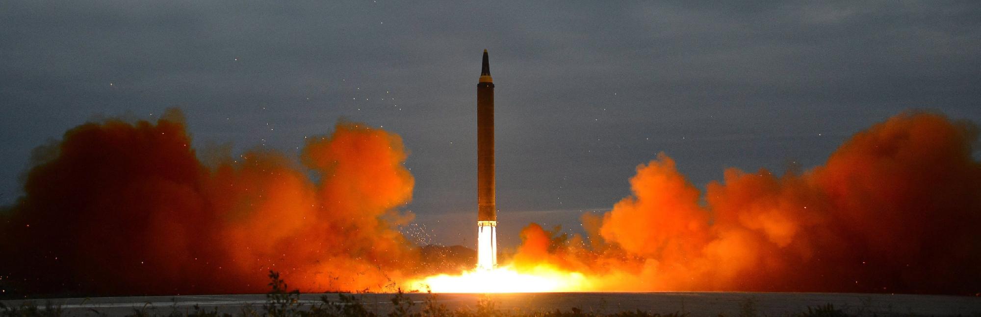 Észak-Korea az atomfegyver-fejlesztések felújításával fenyegetőzik