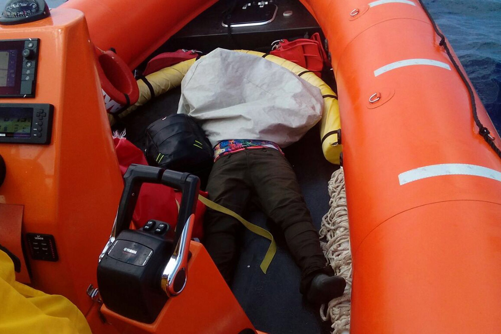 Partra sodródott egy migránsokat szállító csónak