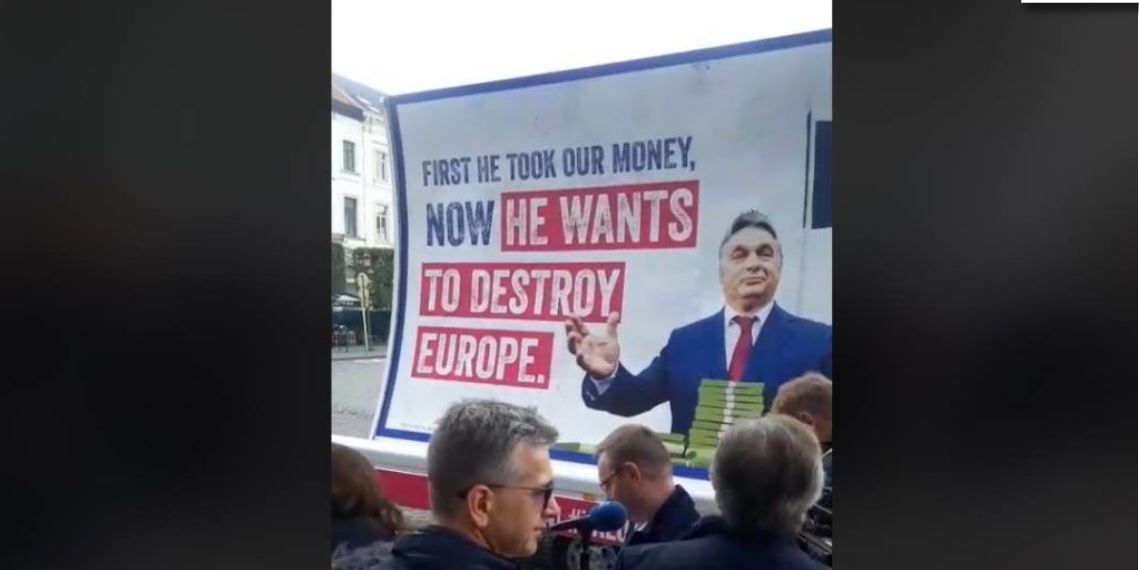 Orbán Viktor portréja brüsszeli óriásplakátokon