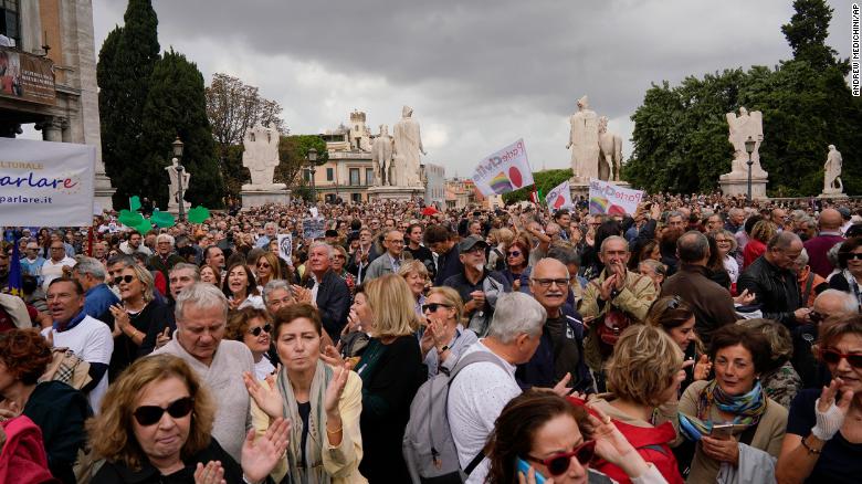 Ezrek tüntettek az olasz kormány bevándorláspolitikája ellen