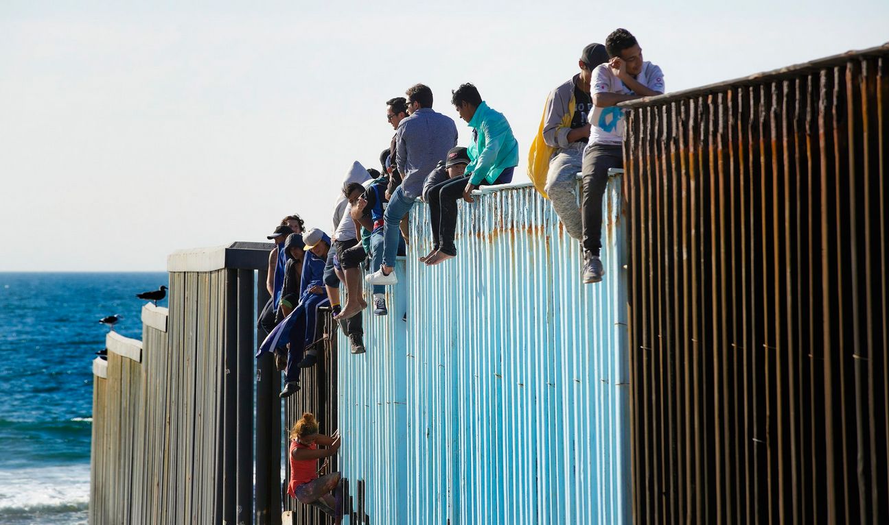 Migránsok másztak fel az amerikai-mexikói határon lévő kerítésre