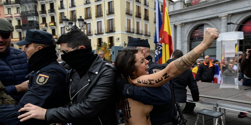 Pucér feministák kötözködtek francoistákkal Madridban