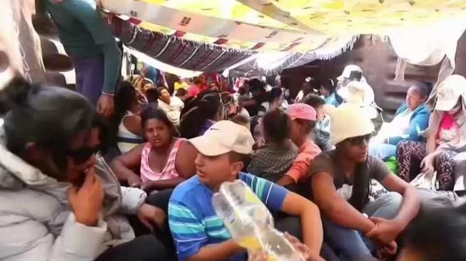 Migránsellenes tüntetők és rohamrendőrök csaptak össze Tijuanában