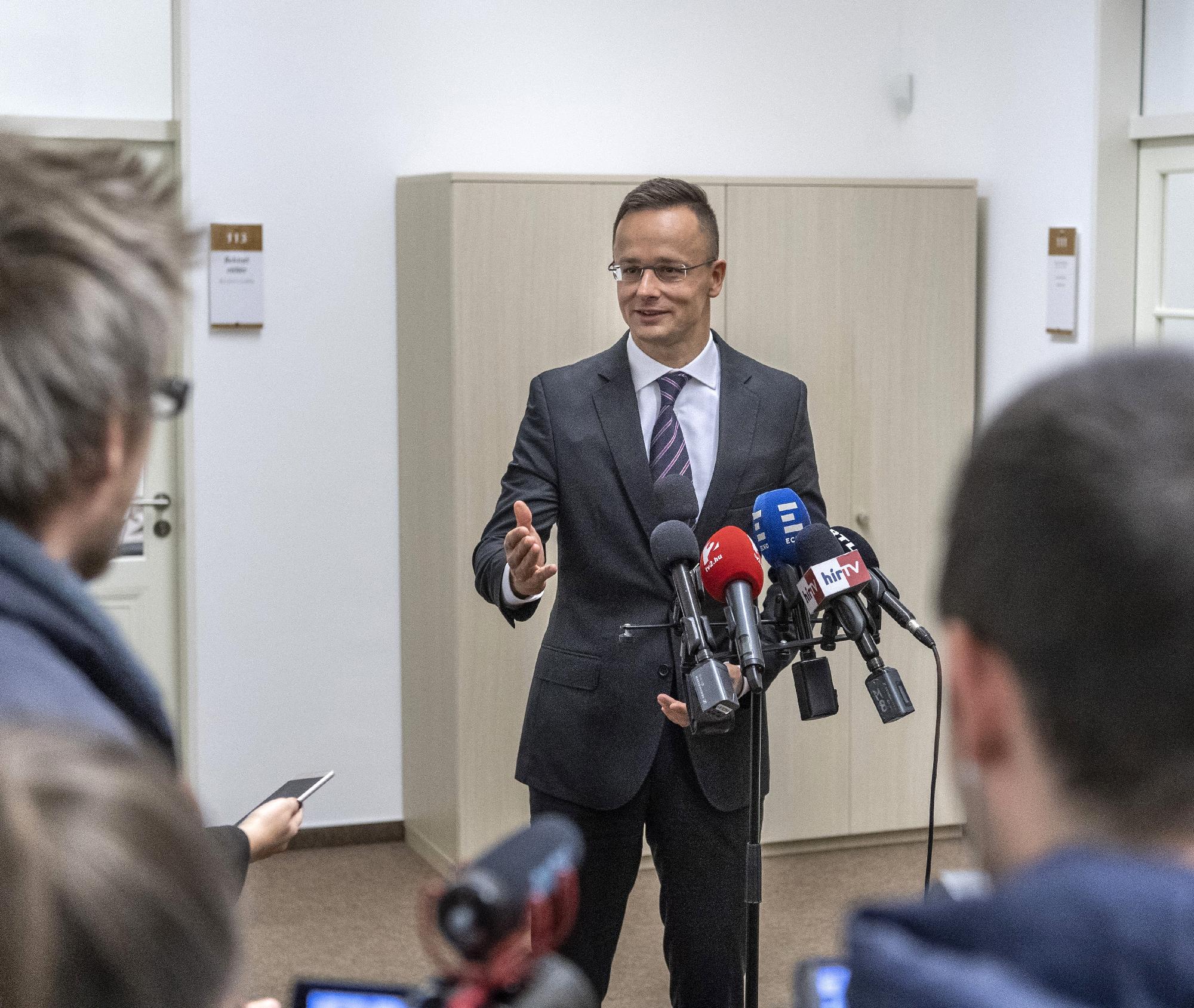 Szijjártó visszautasította, hogy magyar diplomaták részt vettek volna bármiféle „menekítésben”