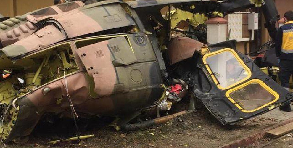Lakónegyedre zuhant egy katonai helikopter