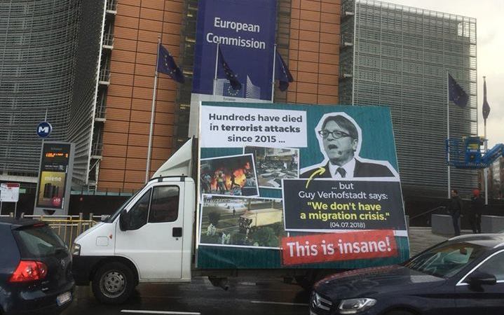 Már Brüsszel utcáit járja a kormány teherautója