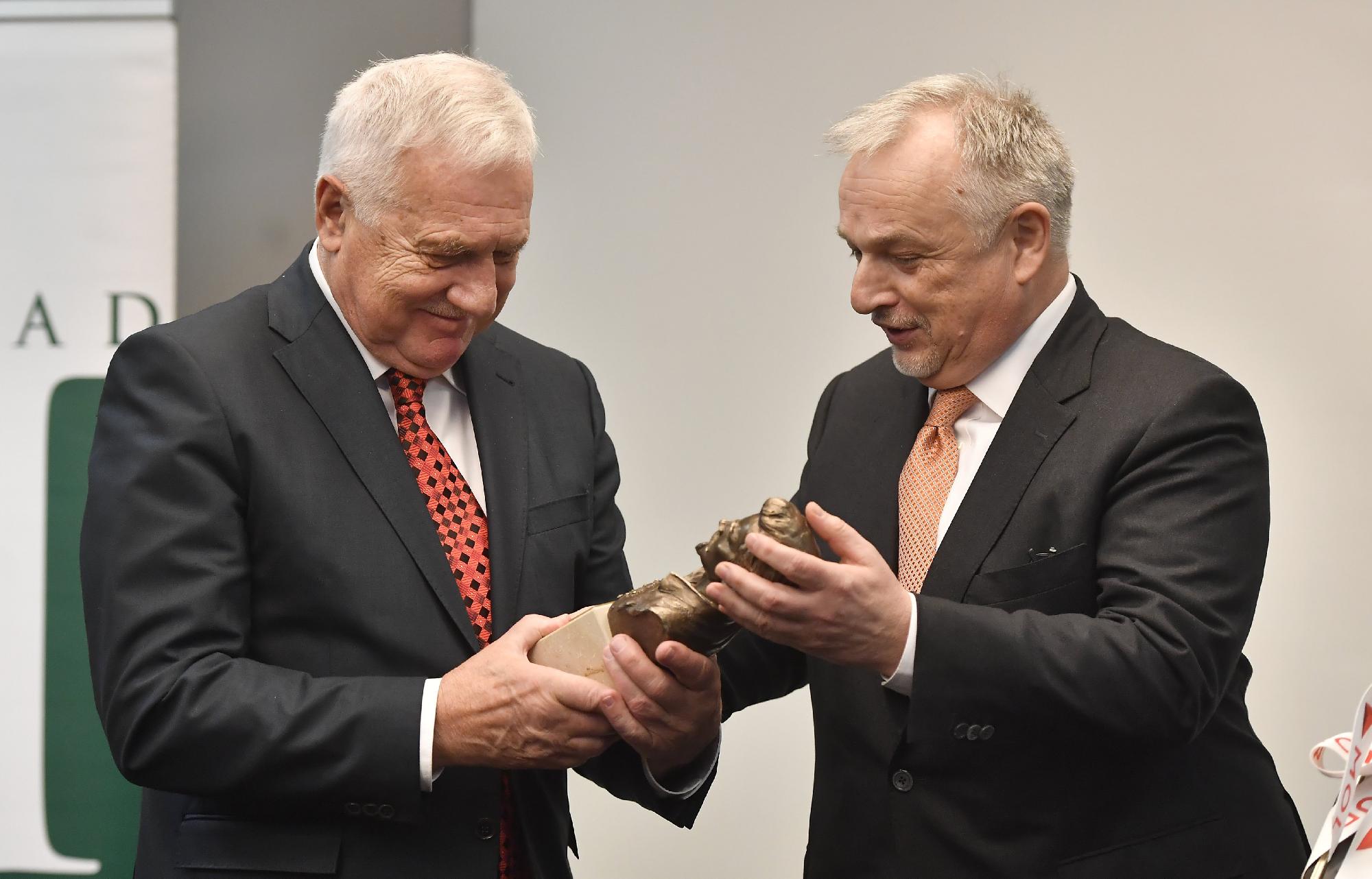 Václav Klaus kapta a Petőfi-díjat